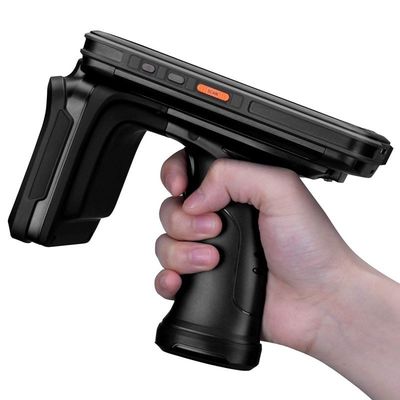 2D scanner PDA tenu dans la main industriel